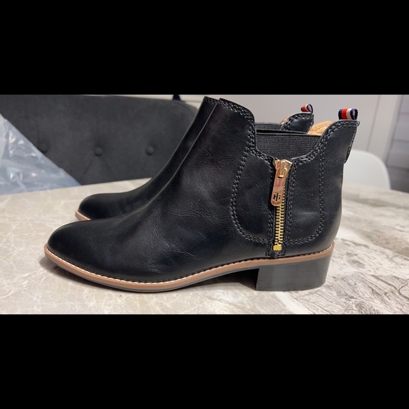 Tommy Hilfiger boots - Picture 1 of 3